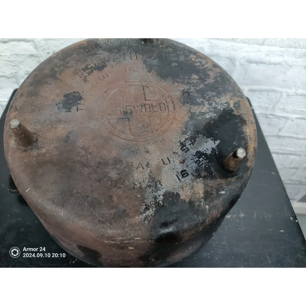Griswold Cast Iron Pot 10,  3 Footed Cauldron  Antique Hanging (Has Crack) RARE